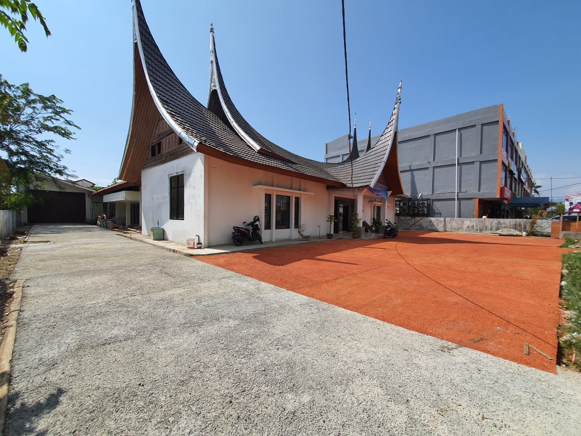 Porous  concrete produksi Semen Padang yang dipasang di pelataran Kantor Dekopin Ulak Karang